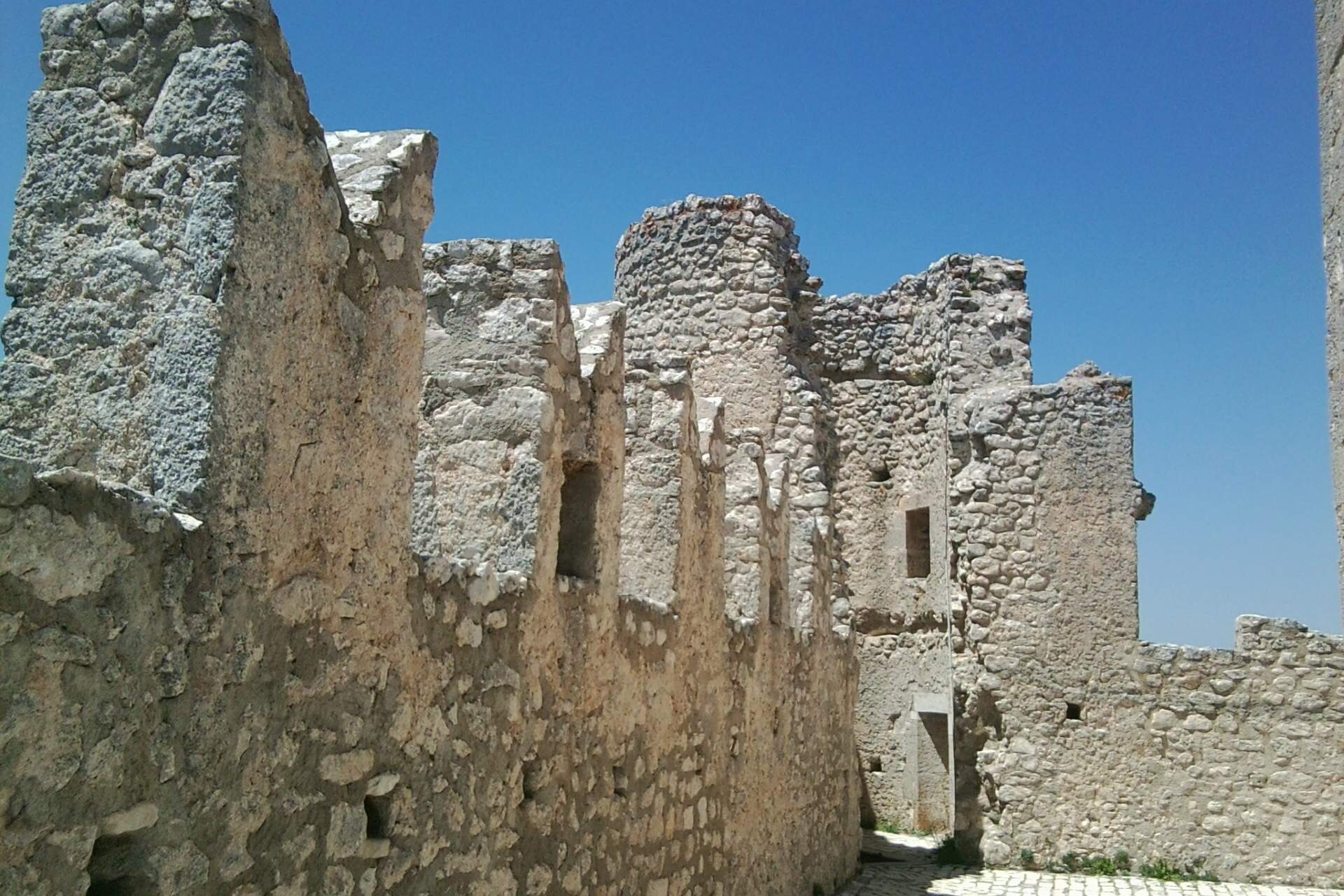 Resti del castello di Rocca Calasio in Abruzzo | © USRC Abruzzo