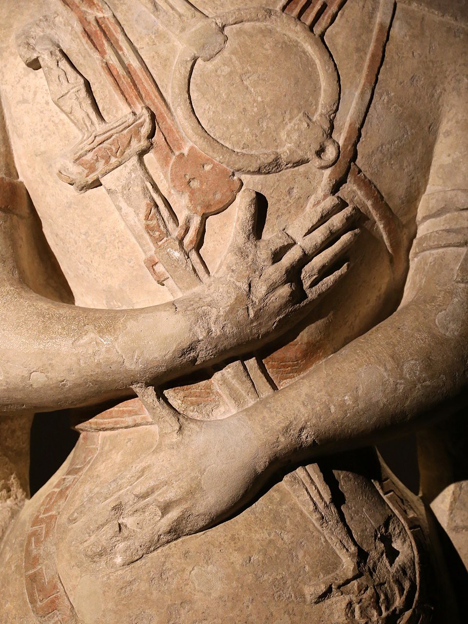 Dettaglio della scultura del guerriero di Capestrano in Abruzzo | © Di Sailko - Opera propria, CC BY 3.0, Wikimedia