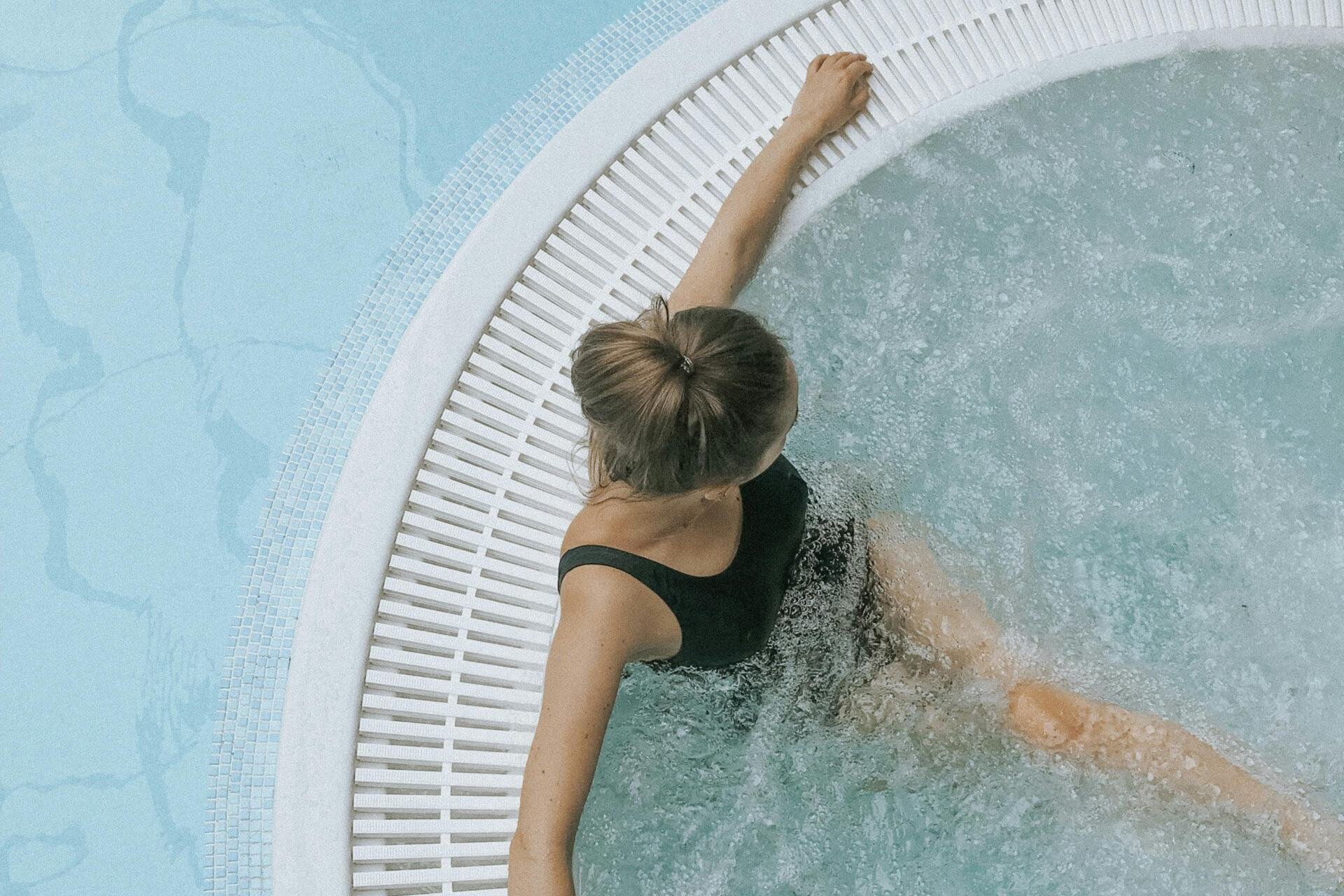 Donna in vasca idromassaggio alle Terme di Popoli in Abruzzo | © Pexels
