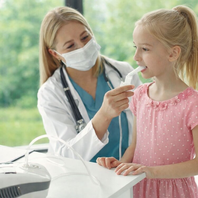 Bambina prende cure termali a Popoli Terme in Abruzzo | © Immagine generata da IA