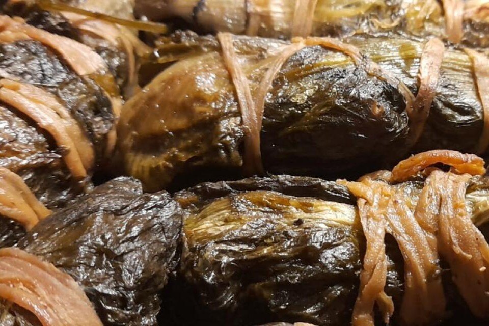 Involtini tipici abruzzesi chiamati mazzarelle | © Generato da IA