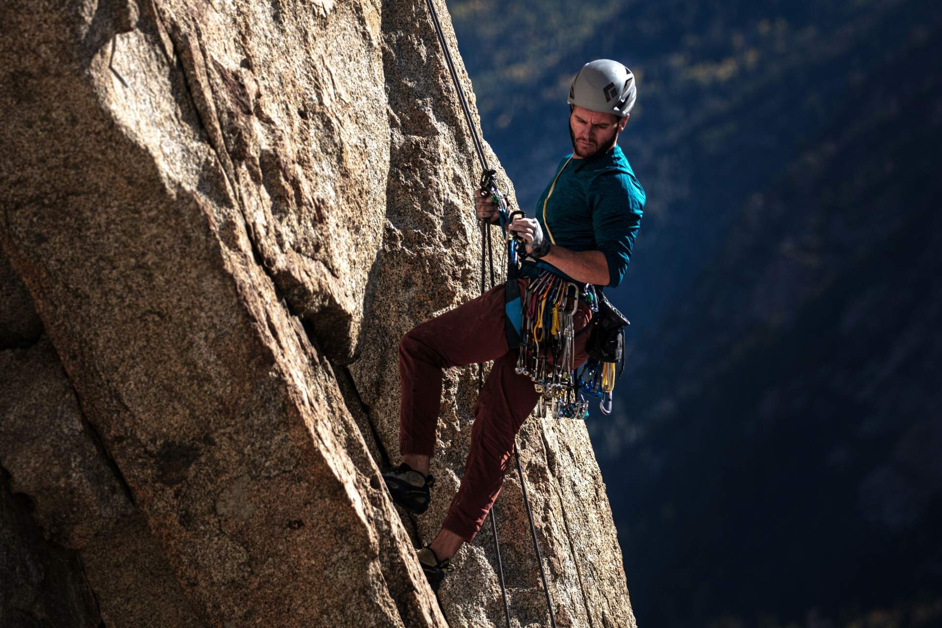 Un ragazzo durante l'arrampicata a Montebello di Bertona | © Pixabay