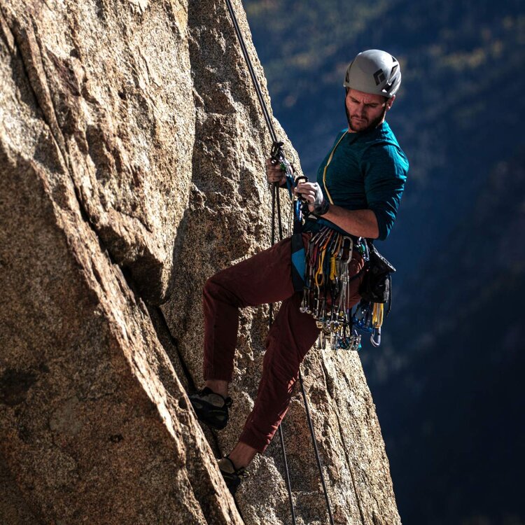 Un ragazzo durante l'arrampicata a Montebello di Bertona | © Pixabay
