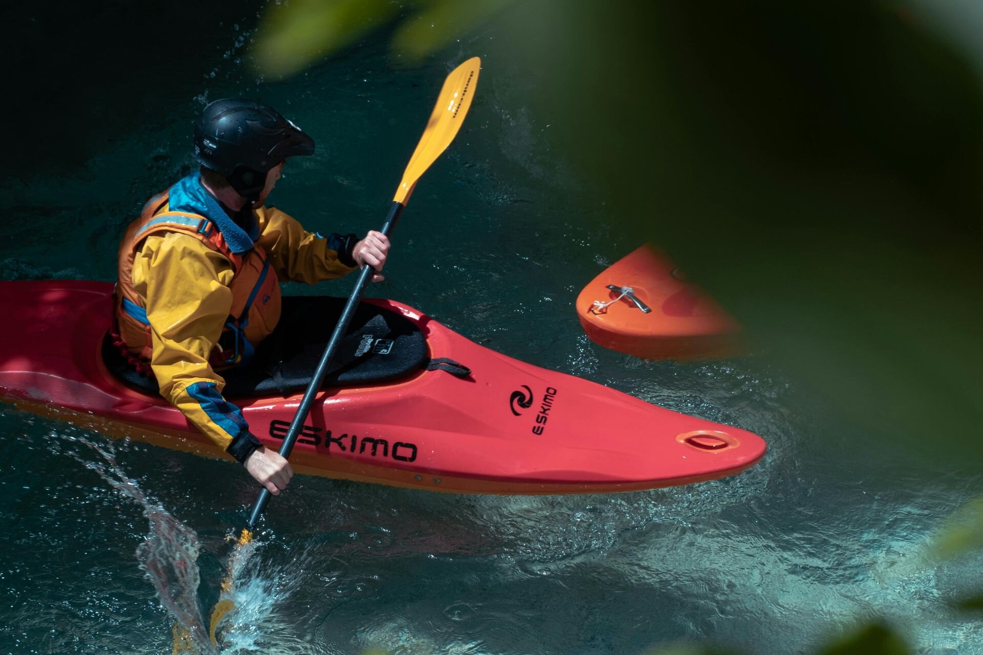 Uomo in kayak nelle acque cristalline del fiume Tirino in Abruzzo | © Pixabay