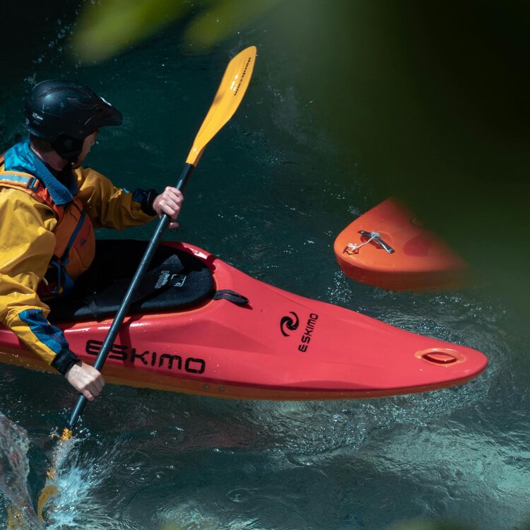 Uomo in kayak nelle acque cristalline del fiume Tirino in Abruzzo | © Pixabay