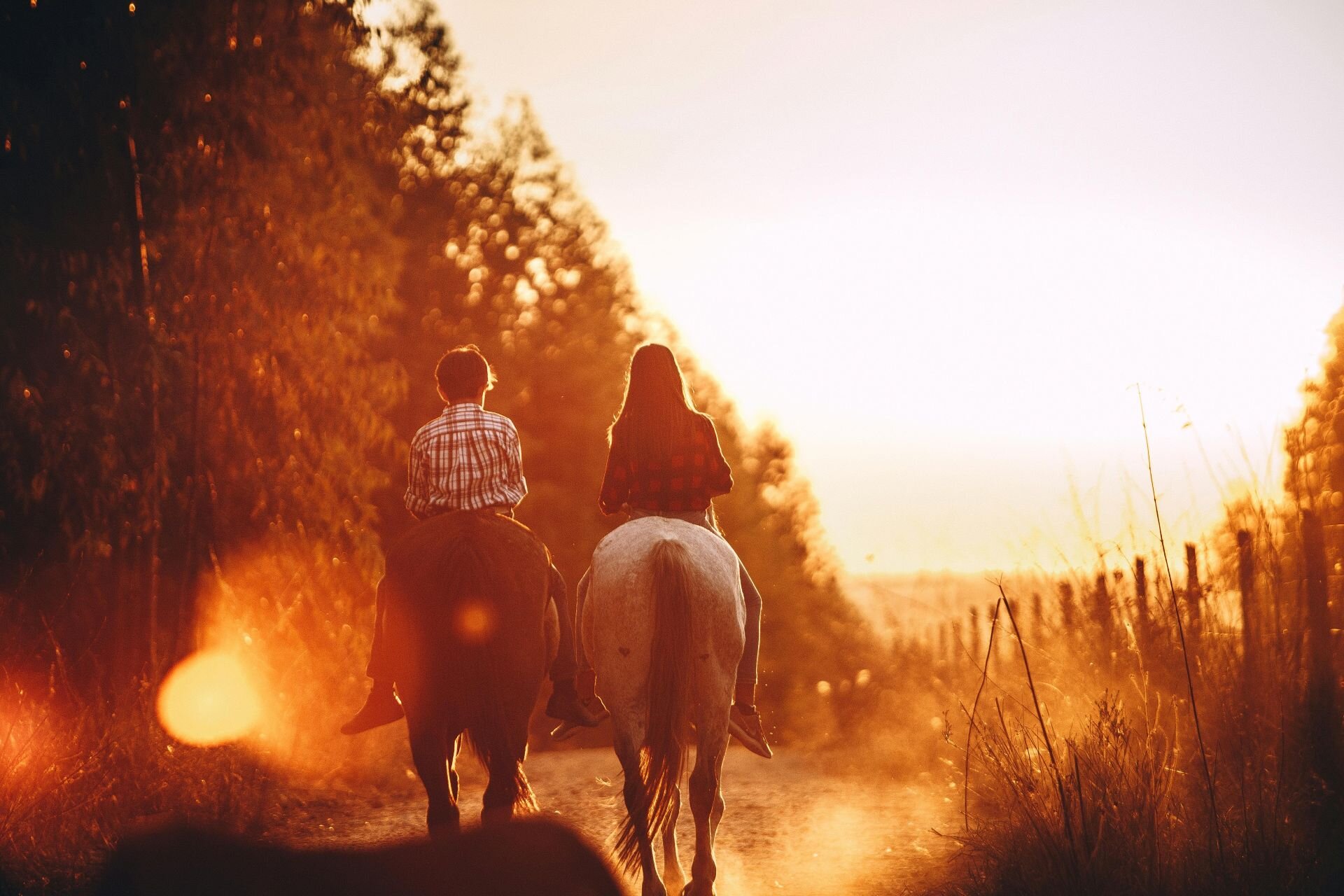 Due bambini a cavallo sull'ippovia abruzzese durante un tramonto | © Generato da IA