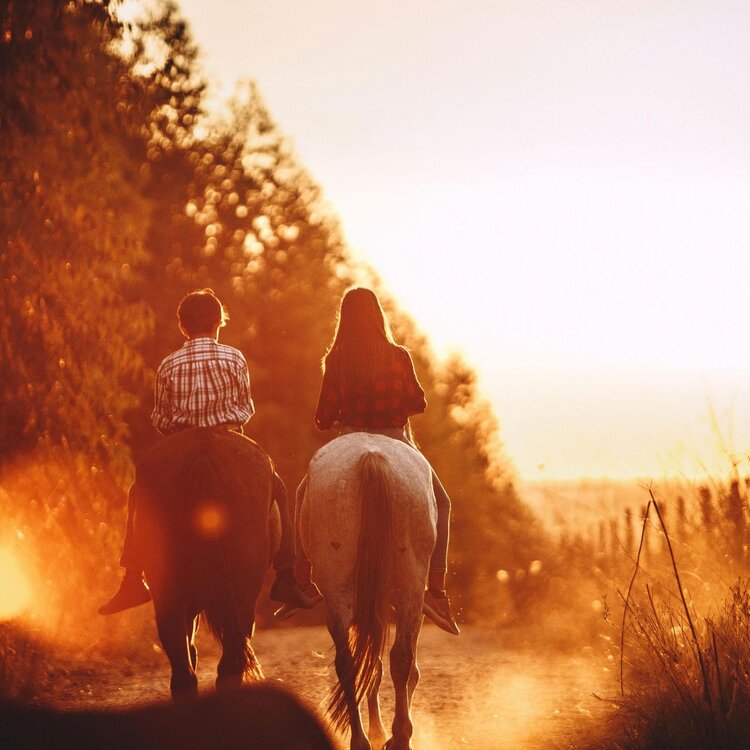 Due bambini a cavallo sull'ippovia abruzzese durante un tramonto | © Generato da IA