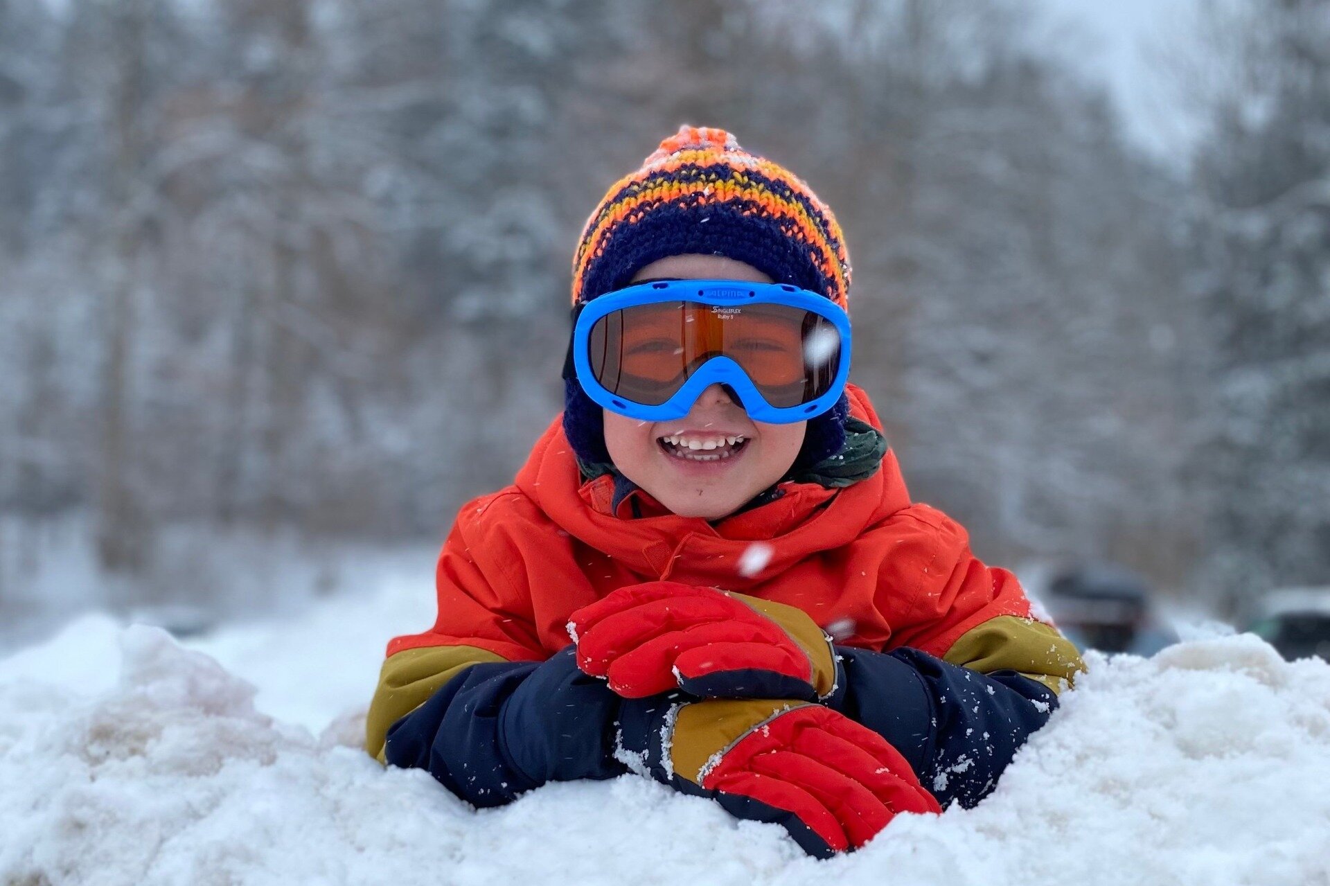 Bambino sorride e gioca sulle piste di Campo Felice in Abruzzo | © Pexels