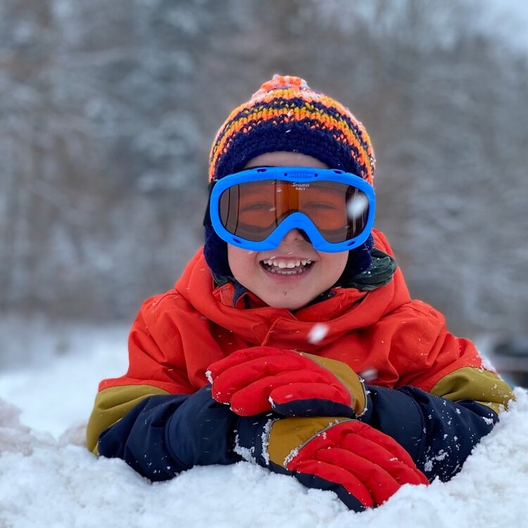 Bambino sorride e gioca sulle piste di Campo Felice in Abruzzo | © Pexels