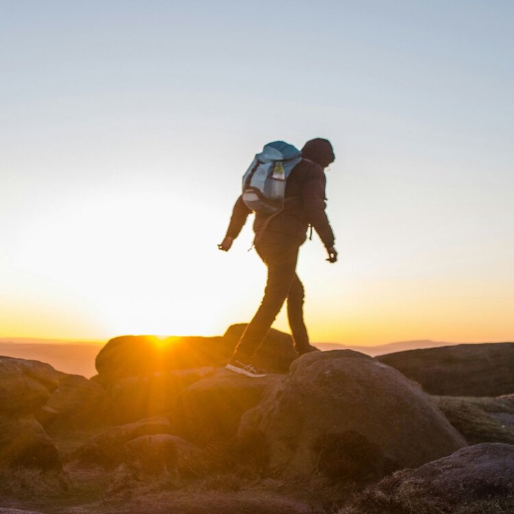 Uomo facendo trekking sugli altopiani d'abruzzo | © Pixabay