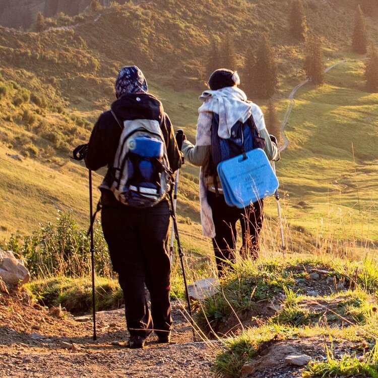 Amiche passeggiano in un sentiero durante la sua vacanza in montagna in Abruzzo | © Pexels