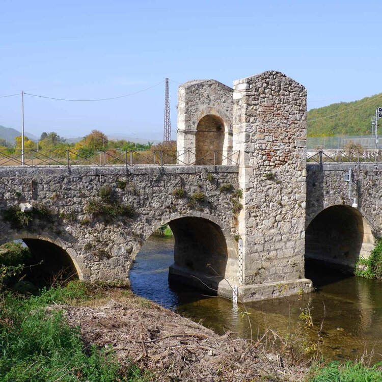 Ponte storico realizzato con la pietra bianca tipica dell'Abruzzo | © USRC Abruzzo